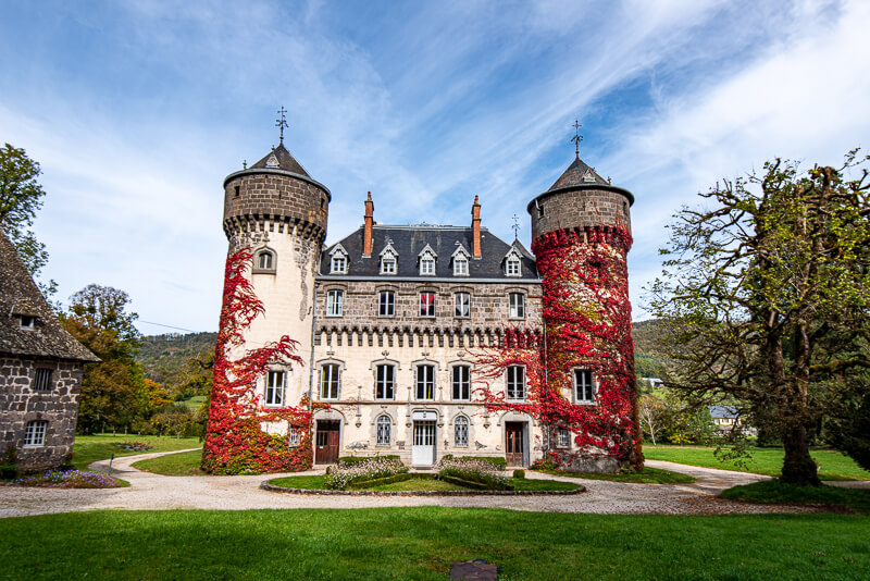 L’imposant château de Sédaiges se dresse depuis le Moyen Âge au cœur de l’Auvergne, dans le Cantal