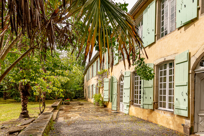 La terrace au pied de la façade du château de Loustaou