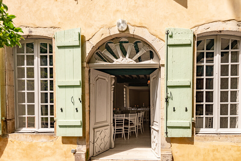 L'entrée de l'orangerie du château de Loustaou, capable d'accueillir tous vos convives